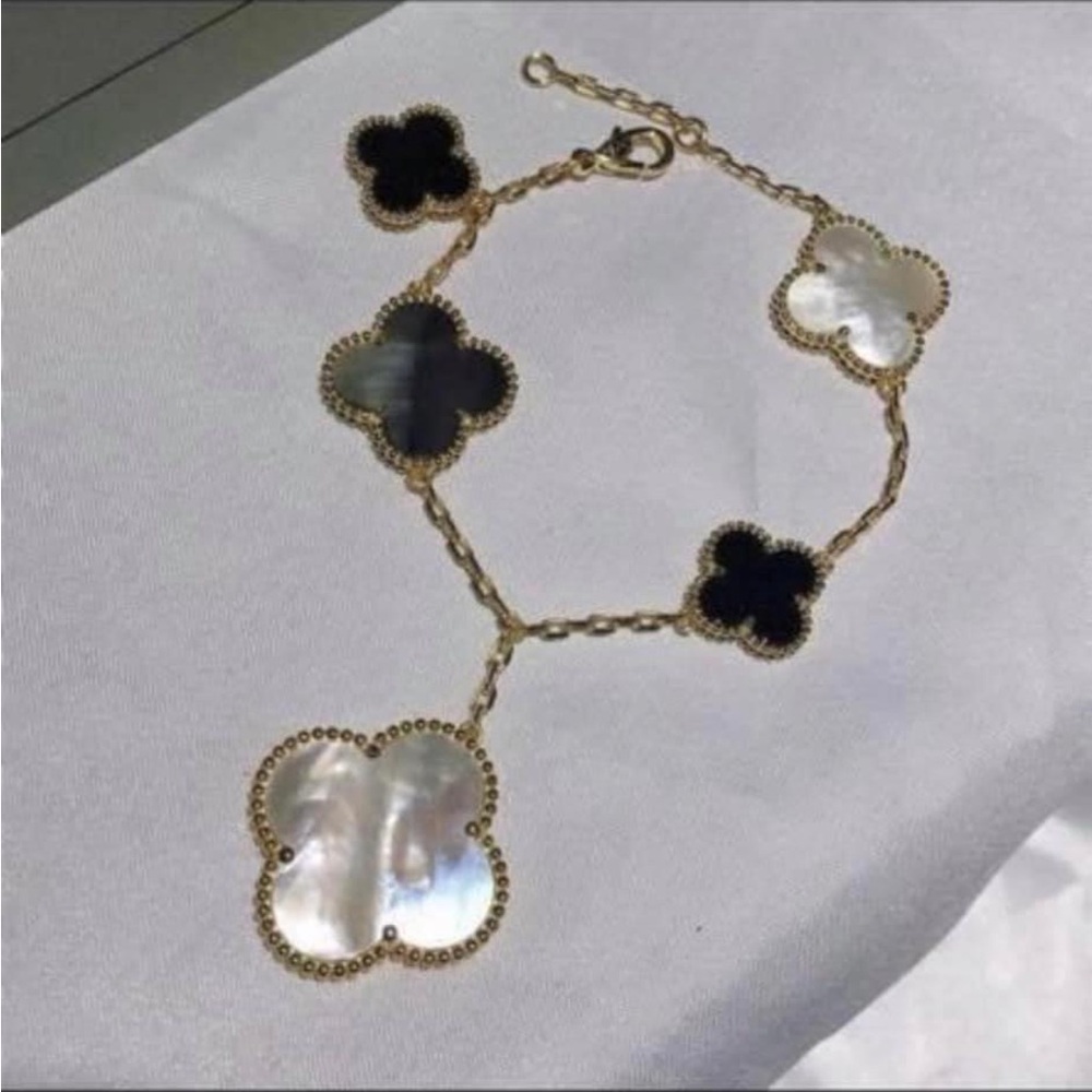 Gold plated 3-tone clover bracelet in white, black and gray